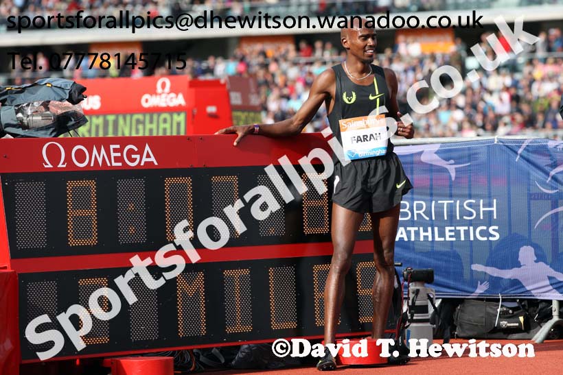 Mo Farah stands beside the 2 mile British record at the Sainsbury's Birmingham Grand Prix. Photos: David T. Hewitson/Sports for All Pics